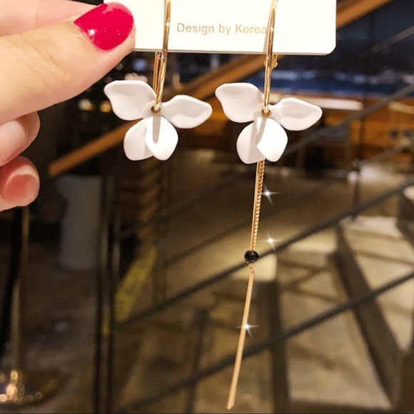 Jewelry - 🌺Boho White flower Gold Tassel Chain drop Earring